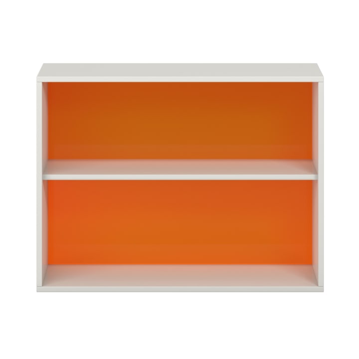 Ein rechteckiges, weißes Bücherregal mit zwei Regalbrettern und einer orangefarbenen Rückwand, von vorne gesehen vor einem schlichten weißen Hintergrund.