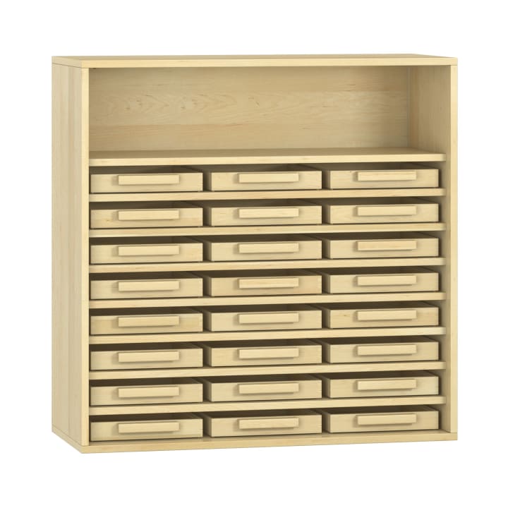 Ein Schrank aus hellem Holz mit 24 Schubladen, die in vier Reihen angeordnet sind, und einem offenen Regalfach an der Oberseite. Der Schrank hat eine glatte Oberfläche und die Schubladen haben horizontale Griffe.