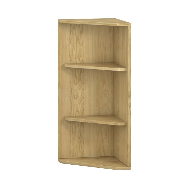 Ein Eckregal aus Holz mit drei dreieckigen Böden und verstellbaren Zapfenlöchern, das in eine Ecke passt. Das Holz hat eine helle, natürliche Oberfläche. Das Regal ist leer.