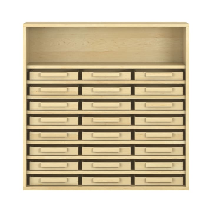 Ein Schrank aus hellem Holz mit einem offenen Regal oben und zwanzig kleinen rechteckigen Schubladen, die in fünf Reihen darunter angeordnet sind. In jeder Schublade ist ein Griff eingelassen. Der Hintergrund ist einfarbig weiß.
