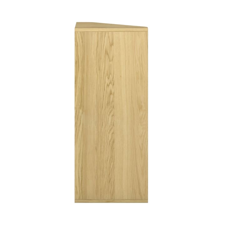 Seitenansicht eines Holzschranks mit heller Naturholzoberfläche, der eine flache vertikale Oberfläche mit sichtbarer Maserung vor weißem Hintergrund aufweist.