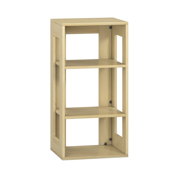 Ein Regal aus hellem Holz mit rechteckigem Rahmen, drei Einlegeböden und offenen Seiten, auf weißem Grund. Die Konstruktion wirkt einfach und funktional.
