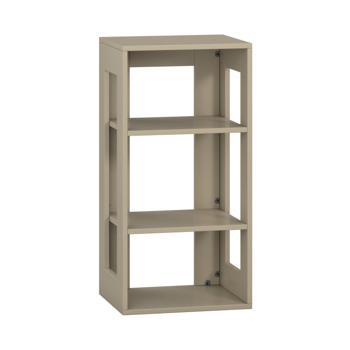 Ein beigefarbenes, rechteckiges, dreistöckiges, offenes Regal mit ausgeschnittenen Seitenwänden und offener Rückseite auf weißem Grund. Die Einlegeböden sind verstellbar und das Regal hat ein einfaches, modernes Design.