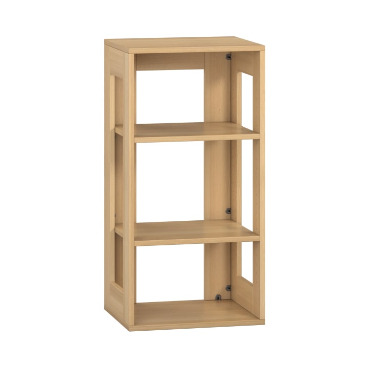 Ein dreistöckiges offenes Regal aus hellem Holz mit rechteckigen Seiten und verstellbaren Einlegeböden, fotografiert vor einem weißen Hintergrund.