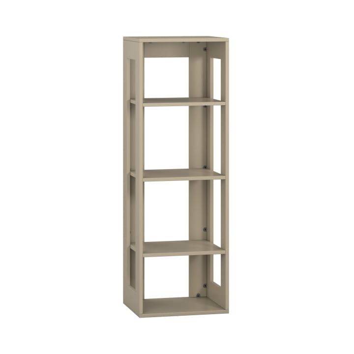 Ein hohes, rechteckiges, beiges Bücherregal mit vier offenen Regalen und einem einfachen, modernen Design, isoliert auf weißem Hintergrund.