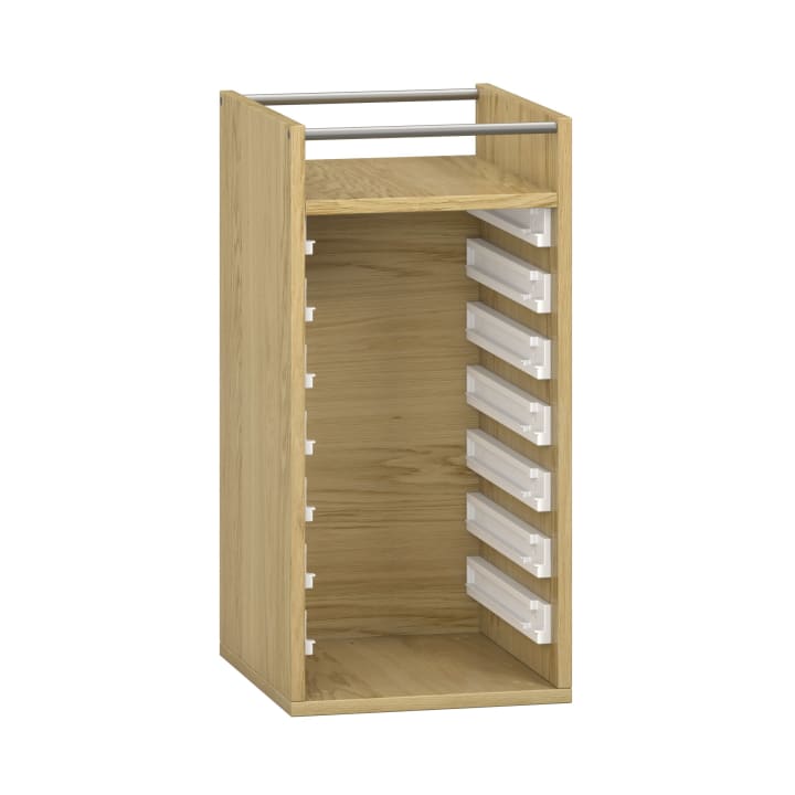 Ein Holzregal mit offener Vorderseite, einer Metallstange oben und mehreren weißen Kunststoffschienen oder Schlitzen auf der rechten Innenseite für verstellbare Regale.