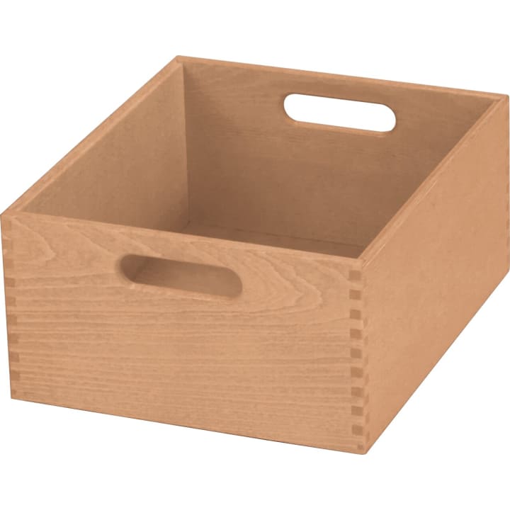 Eine schlichte, rechteckige Holzkiste mit sichtbarer Holzmaserung, zwei ausgeschnittenen Griffen an gegenüberliegenden Seiten und ineinandergreifenden Verbindungen an den Ecken. Die Kiste ist leer und steht auf einem weißen Hintergrund.