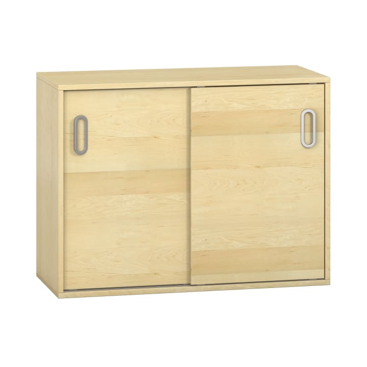 Ein Schrank aus hellem Holz mit zwei Schiebetüren, die jeweils mit einem ovalen Metallgriff versehen sind. Der Schrank hat ein einfaches, rechteckiges Design und steht auf einem flachen Sockel.