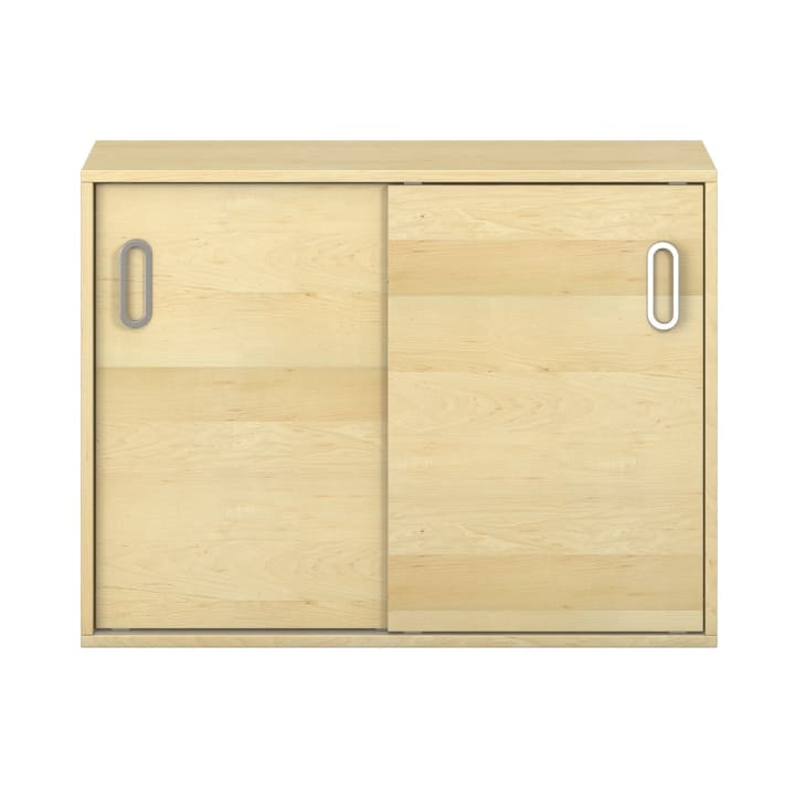 Ein Schrank aus hellem Holz mit zwei Schiebetüren, die jeweils einen ovalen Metallgriff auf der rechten Seite jeder Tür aufweisen. Der Schrank hat ein einfaches, rechteckiges Design und eine glatte Oberfläche.