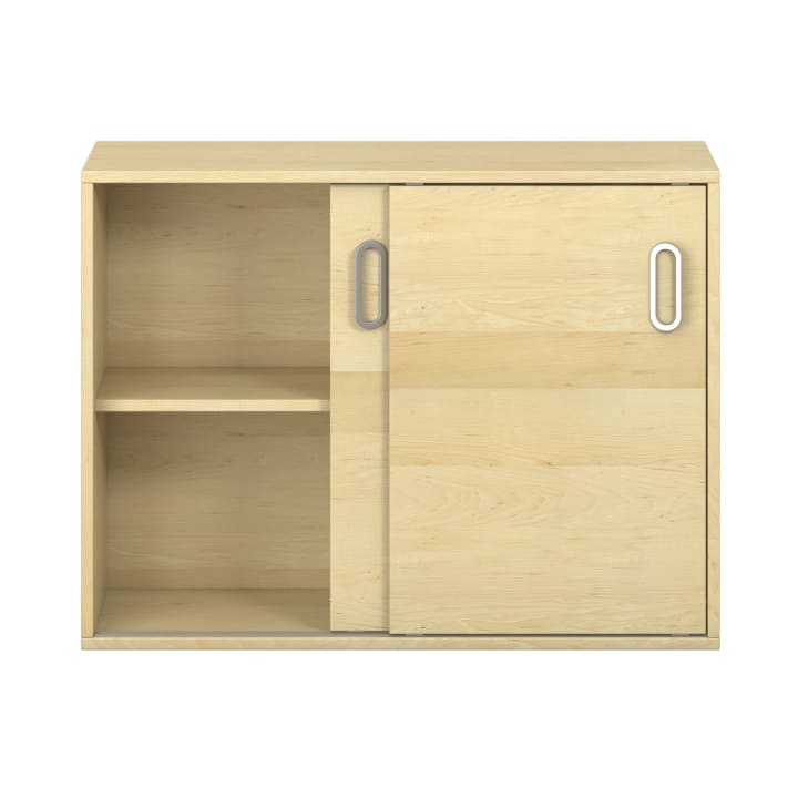 Ein heller Holzschrank mit zwei Einlegeböden; die rechte Seite hat eine Schiebetür mit ovalem Griff, die linke Seite ist offen mit sichtbaren Einlegeböden.