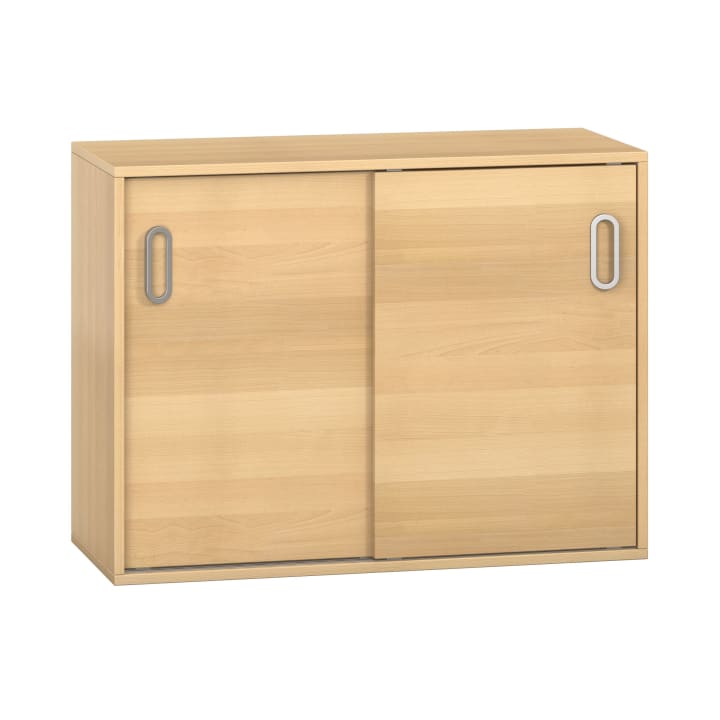 Ein heller Holzschrank mit zwei Schiebetüren und ovalen Metallgriffen vor weißem Hintergrund.