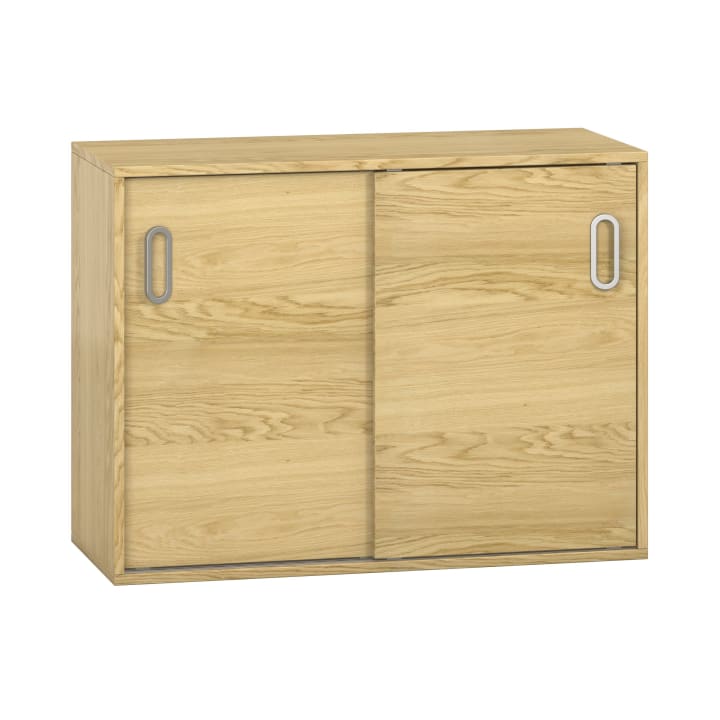 Ein rechteckiger Schrank aus hellem Holz mit zwei Schiebetüren und oval ausgeschnittenen Griffen. Der Schrank hat ein einfaches, modernes Design mit einer natürlichen Holzmaserung.