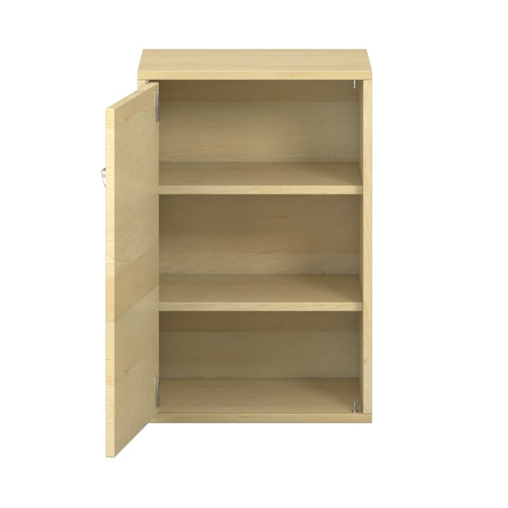 Ein heller Holzschrank mit einer geöffneten Tür, die drei leere Einlegeböden offenbart. Der Schrank ist vor einem schlichten weißen Hintergrund abgebildet.