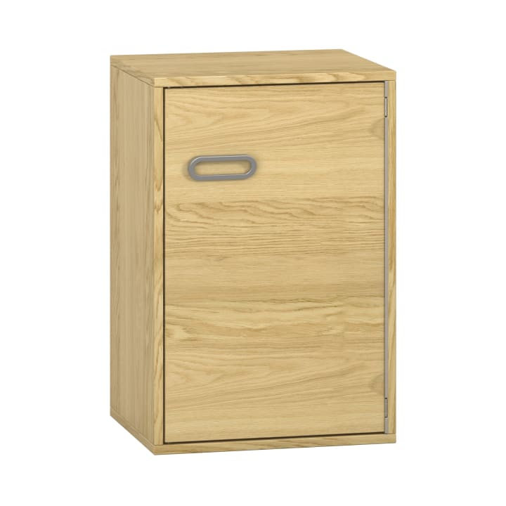 Kleiner, rechteckiger Holzschrank mit heller, natürlicher Oberfläche und einer einzigen Tür mit einem horizontalen, ovalen Griff in der Mitte. Der Schrank steht auf einem flachen Sockel.