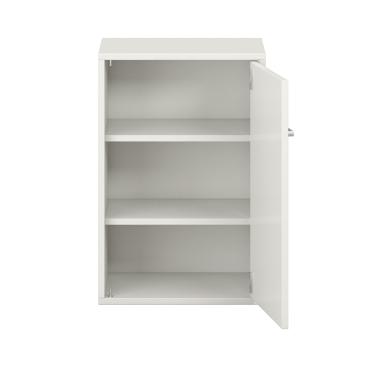 Ein weißer Schrank mit drei Einlegeböden und einer einzigen Tür, teilweise geöffnet, vor einem schlichten weißen Hintergrund.