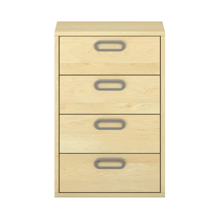 Eine Kommode aus hellem Holz mit vier Schubladen, jede mit einem rechteckigen Metallgriff in der Mitte. Die Kommode hat ein einfaches, modernes Design und ist vor einem weißen Hintergrund fotografiert.
