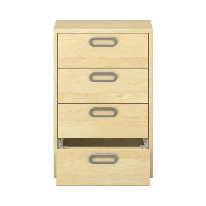 Eine Kommode aus hellem Holz mit vier Schubladen und silbernen Griffen, die auf der Vorderseite gezeigt wird. Die untere Schublade ist teilweise geöffnet, während die anderen drei Schubladen geschlossen sind.