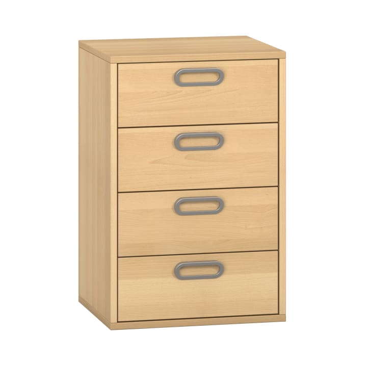 Ein Schrank mit vier Schubladen aus hellem Holz mit silbernen rechteckigen Griffen an jeder Schublade auf weißem Hintergrund.