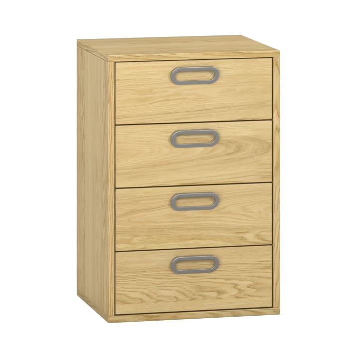 Eine Kommode aus hellem Holz mit vier Schubladen, jede mit einem horizontalen, ovalen Metallgriff, auf weißem Hintergrund.