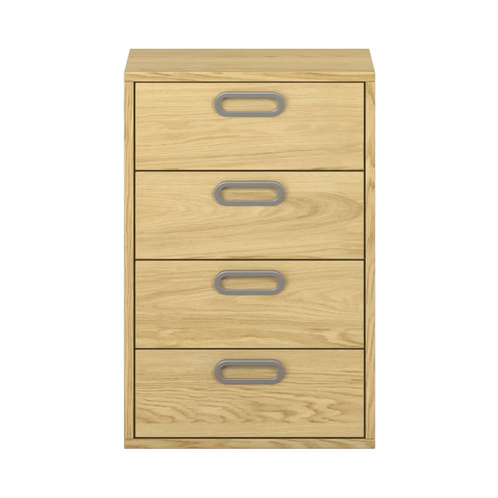 Eine Kommode aus hellem Holz mit vier Schubladen und ovalen silbernen Griffen, die von vorne vor einem schlichten weißen Hintergrund gezeigt wird. Die Kommode hat ein einfaches, rechteckiges Design mit sichtbarer Holzmaserung.