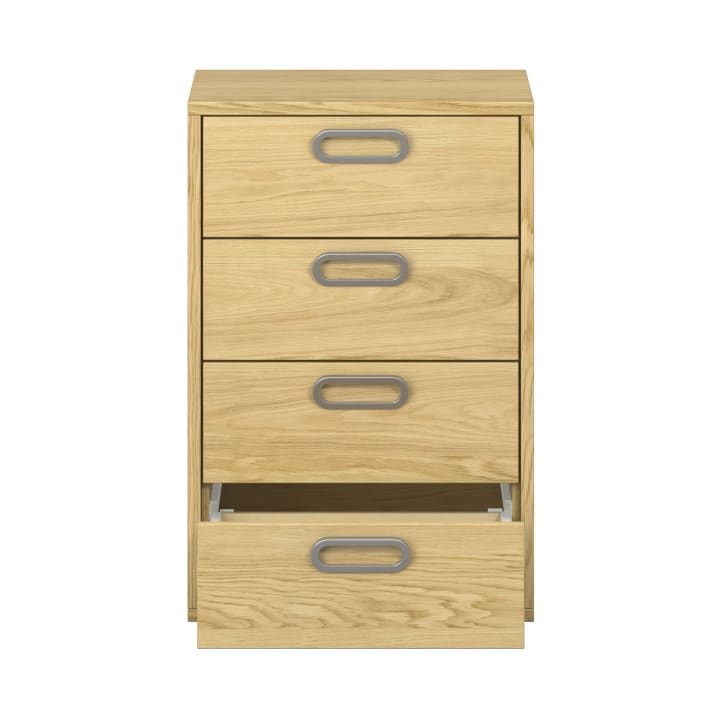 Eine Kommode aus hellem Holz mit vier Schubladen, silbernen Griffen und einer teilweise geöffneten unteren Schublade, dargestellt vor einem schlichten weißen Hintergrund.