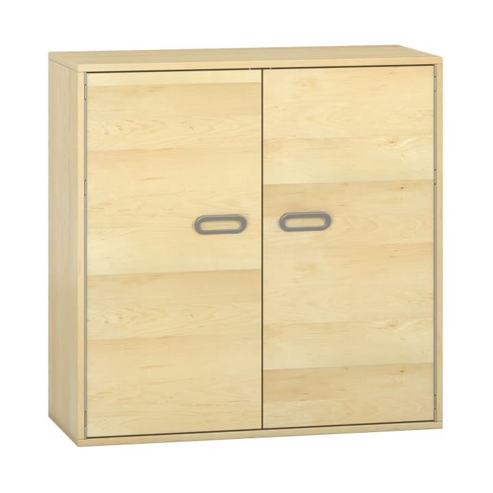 Ein heller Holzschrank mit zwei Türen, die jeweils einen rechteckigen grauen Griff in der Mitte aufweisen. Der Schrank hat ein einfaches, rechteckiges Design und scheint freistehend zu sein.
