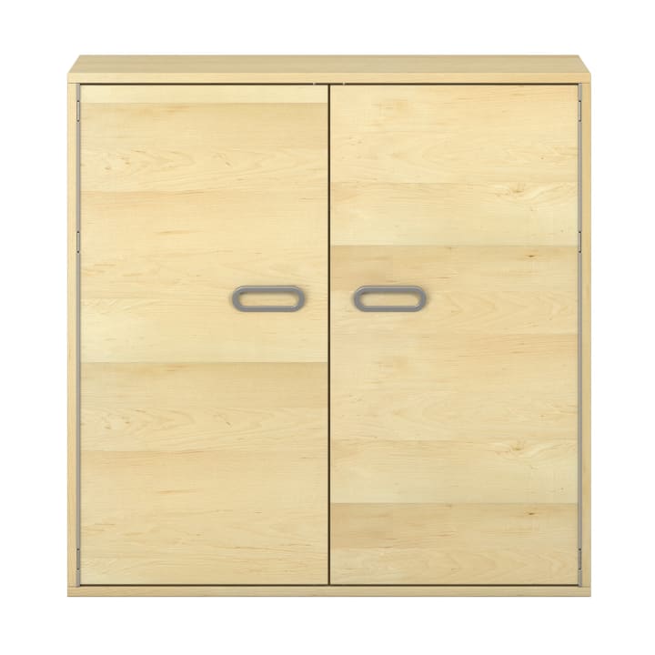 Ein zweitüriger Schrank aus hellem Holz mit rechteckigen grauen Griffen in der Mitte jeder Tür, fotografiert vor einem weißen Hintergrund.