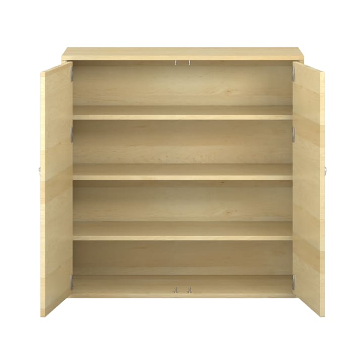 Ein Holzschrank mit zwei offenen Türen, die drei Einlegeböden offenbaren, und einer hellen Naturholzoberfläche. Der Schrank ist leer und wurde vor einem schlichten weißen Hintergrund fotografiert.