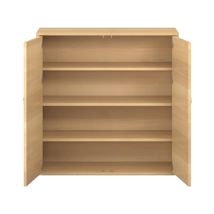 Ein Holzschrank mit zwei offenen Türen, die vier leere Einlegeböden freigeben. Das Holz hat eine helle, natürliche Oberfläche, und das Innere passt zum Äußeren. Der Hintergrund ist einfarbig weiß.
