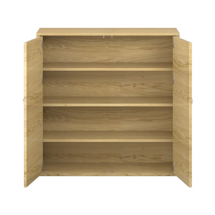 Ein Holzschrank mit zwei offenen Türen, die drei leere Einlegeböden freigeben. Der Schrank hat eine helle Holzoberfläche und ein einfaches, rechteckiges Design.