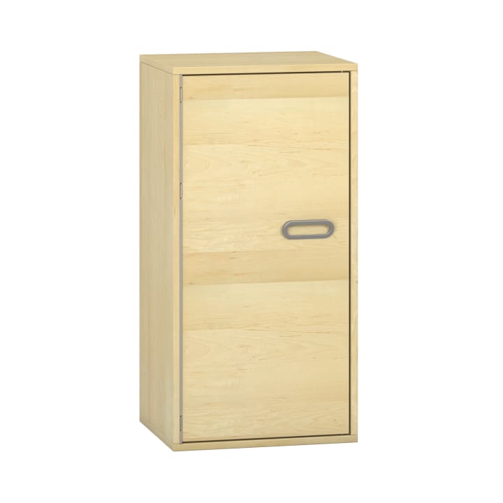 Ein Aufbewahrungsschrank aus hellem Holz mit einer einzigen Tür und einem rechteckigen Metallgriff in der Mitte, fotografiert vor einem weißen Hintergrund.