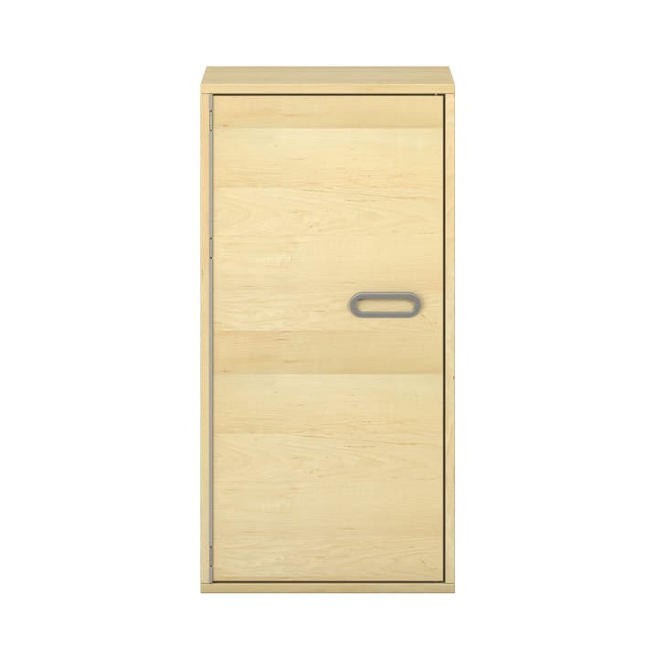 Ein geschlossener Schrank aus hellem Holz mit einer einzigen Tür, die in der Mitte einen rechteckigen Metallgriff aufweist. Der Schrank ist vor einem schlichten weißen Hintergrund fotografiert.
