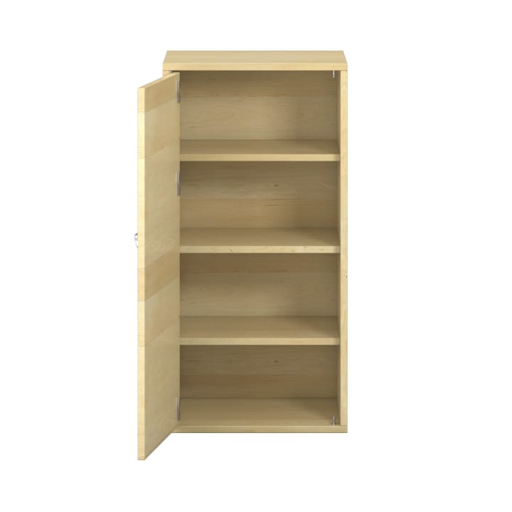 Ein heller Holzschrank mit einer teilweise geöffneten Tür, die vier leere Einlegeböden freigibt. Der Schrank hat ein einfaches, rechteckiges Design und ist vor einem schlichten weißen Hintergrund fotografiert.