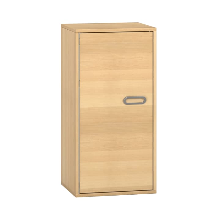 Ein rechteckiger Schrank aus hellem Holz mit einer einzigen Tür mit einem grauen ovalen Griff, der aufrecht auf einem weißen Hintergrund steht.