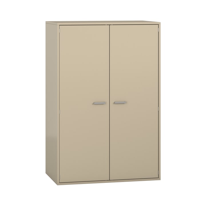 Ein beiger Metallschrank mit zwei geschlossenen Türen und silbernen Griffen vor einem weißen Hintergrund. Der Schrank ist rechteckig und hat ein einfaches, zweckmäßiges Design.