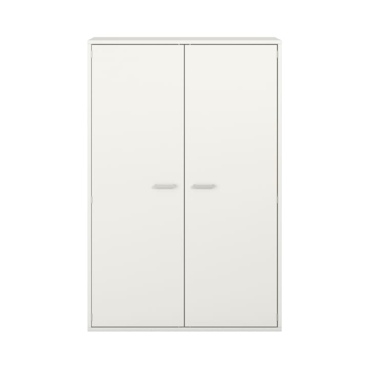 Ein weißer, zweitüriger Schrank mit flachen Türen und zwei horizontalen Griffen, fotografiert vor einem schlichten weißen Hintergrund.