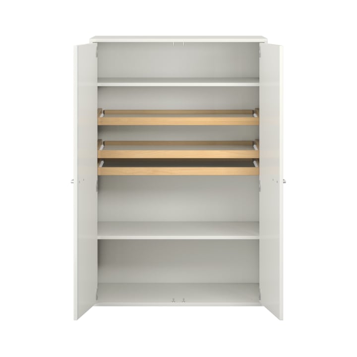 Ein weißer Schrank mit zwei offenen Türen gibt den Blick auf fünf Regale frei, darunter drei Holzregale in der Mitte und zwei weiße Regale oben und unten. Der Schrank ist leer.