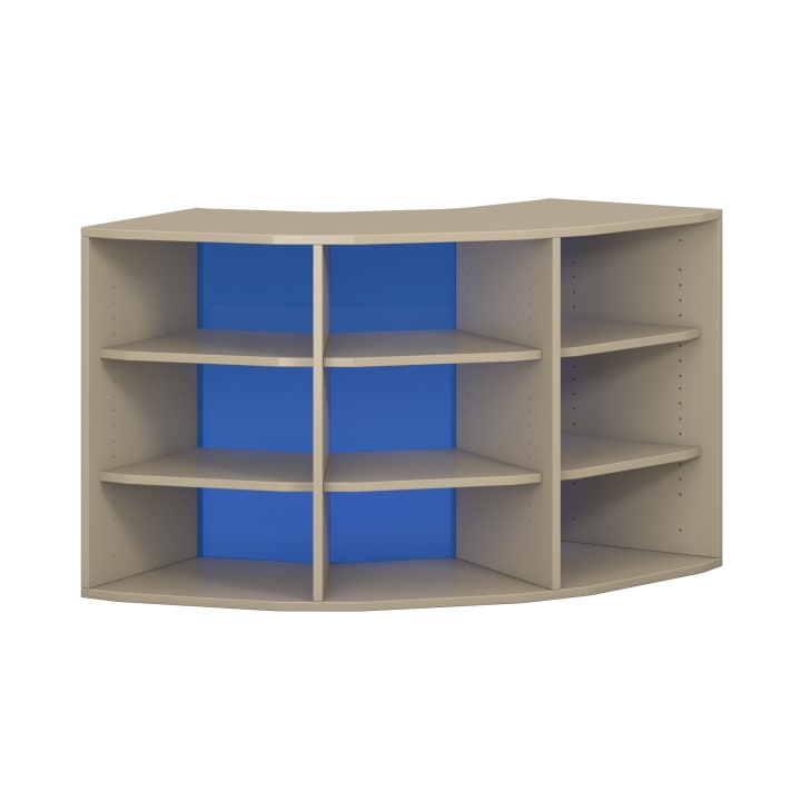 Ein beiges Eck-Bücherregal mit fünf Regalen und offener Rückwand, mit einer hellblauen Platte hinter den mittleren Regalen. Das Regal hat drei vertikale Trennwände, die vier Fächer bilden.