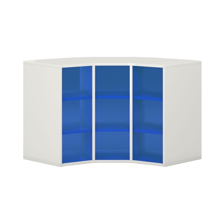 Ein weißes Eckregal mit drei vertikalen Abschnitten, die jeweils mit blauen Einlegeböden und Rückwänden versehen sind, vor einem schlichten weißen Hintergrund.