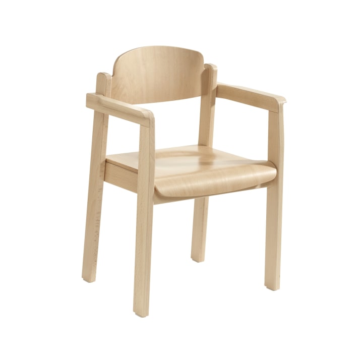 Ein heller Holzstuhl mit Armlehnen, einer gebogenen Rückenlehne und einer flachen Sitzfläche vor einem schlichten weißen Hintergrund.