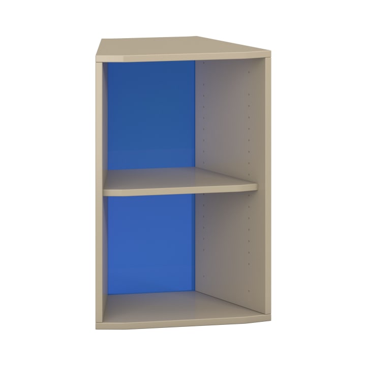 Ein beigefarbenes, dreieckiges Eckregal mit zwei Einlegeböden und einer blauen Rückwand, abgebildet vor einem schlichten weißen Hintergrund.
