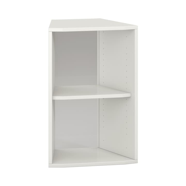 Ein weißes Eck-Bücherregal mit zwei offenen Fächern und einem schlichten, modernen Design. Das Regal ist an der Rückseite abgewinkelt, damit es gut in eine Ecke passt.