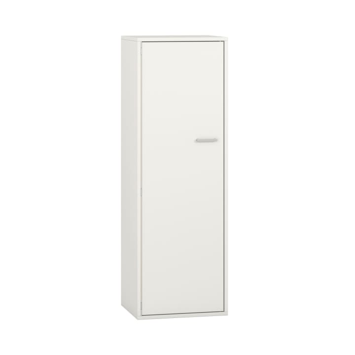 Ein hoher, rechteckiger weißer Schrank mit einer einzigen geschlossenen Tür und einem kleinen horizontalen Griff auf der rechten Seite, der vor einem schlichten weißen Hintergrund steht.