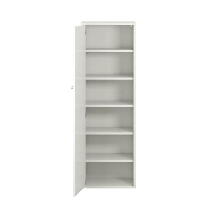 Ein hoher, weißer Schrank mit einer einzigen Tür, die sich öffnen lässt, gibt den Blick auf sechs gleichmäßig verteilte Einlegeböden frei, die vor einem schlichten weißen Hintergrund fotografiert wurden.
