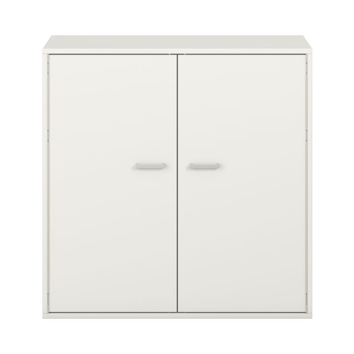 Ein weißer, rechteckiger Schrank mit zwei geschlossenen Türen und zwei horizontalen silbernen Griffen, fotografiert vor einem schlichten weißen Hintergrund.