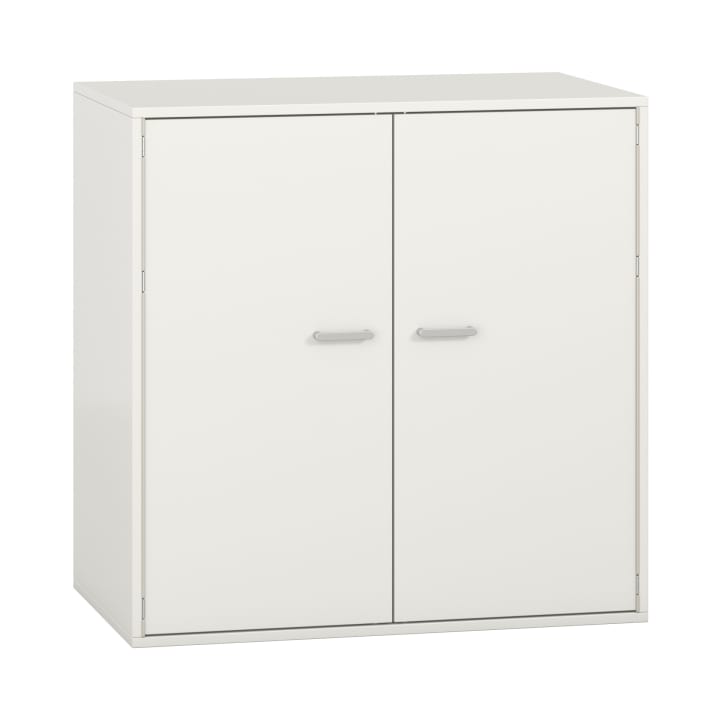 Ein weißer Metallschrank mit zwei geschlossenen Türen und silbernen Griffen, der auf einer ebenen Fläche steht. Das Design ist einfach und funktional.