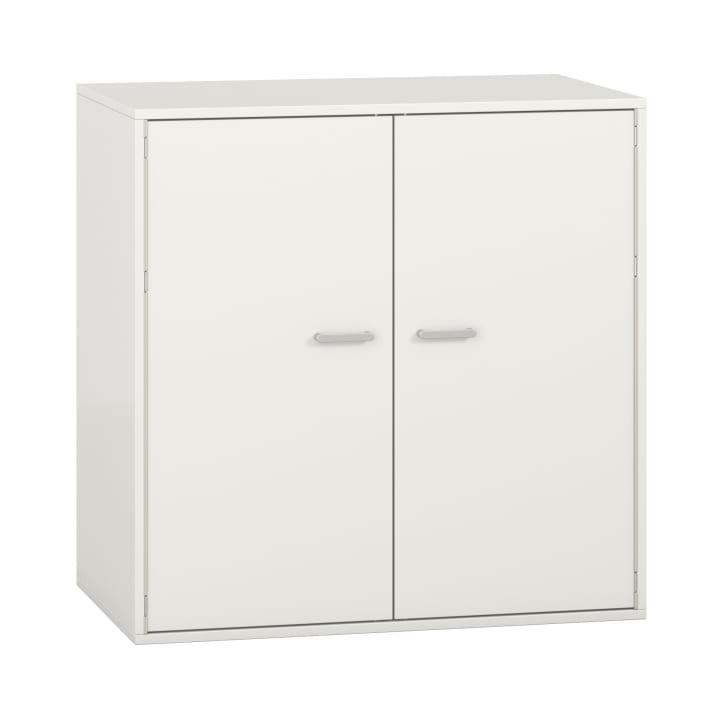 Ein weißer, rechteckiger Schrank mit zwei geschlossenen Türen und schlichten silbernen Griffen, der vor einem schlichten Hintergrund steht.