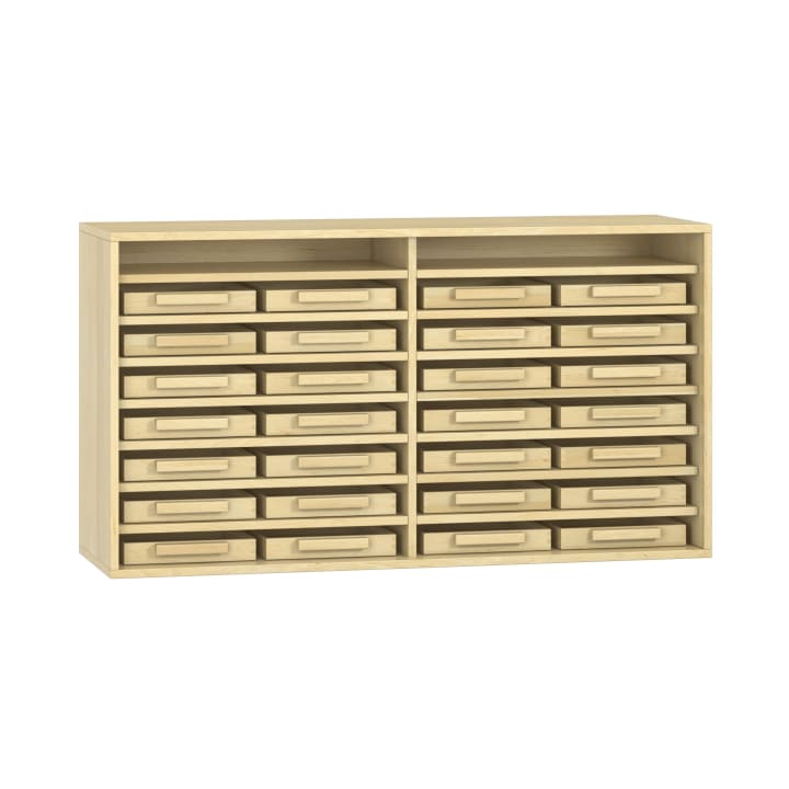 Ein Schrank aus hellem Holz mit zwei Säulen und fünf Reihen flacher Schubladen, jede mit einem rechteckigen Griff, insgesamt zwanzig Schubladen, und einem offenen Regal über den Schubladen in jeder Säule.