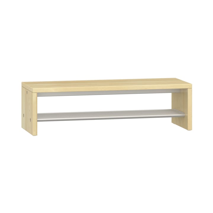 Eine helle Holzbank mit einer flachen, rechteckigen Sitzfläche und einer unteren Metallablage, die als Sitzgelegenheit und Ablage dient. Die Bank hat ein einfaches, modernes Design und eine helle Holzoberfläche.