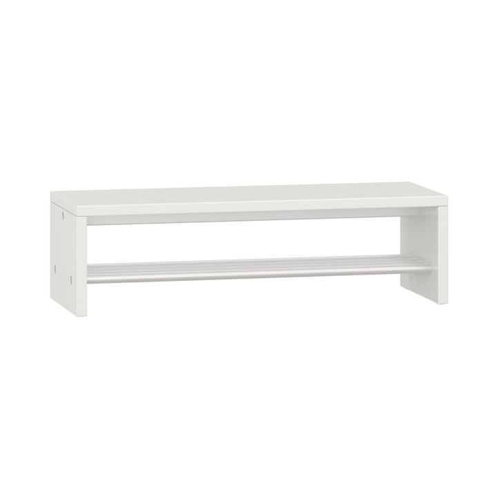 Weiße, rechteckige Bank mit einer unteren Ablagefläche aus Metalllatten, die als Ablage oder Sitzgelegenheit dient. Die Bank hat einen einfachen, minimalistischen Stil und scheint aus Holz oder holzähnlichem Material hergestellt zu sein.